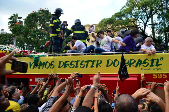 Eduardo Campos é enterrado no Recife O Corpo de Eduardo Campos segue em carro aberto do Corpo de Bombeiros para o Cemitério de Santo AmaroFernando Frazão/Agência Brasil
