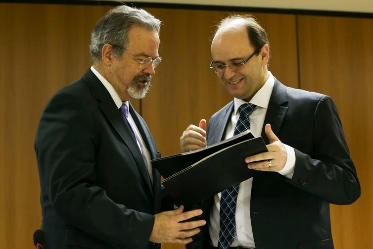 Governo desenvolve projeto para ampliar acesso de presos à educação Os ministros da Segurança Pública, Raul Jungmann, e da Educação, Rossieli Soares, assinam protocolo de intenções - Marcelo Camargo/Agência Brasil
