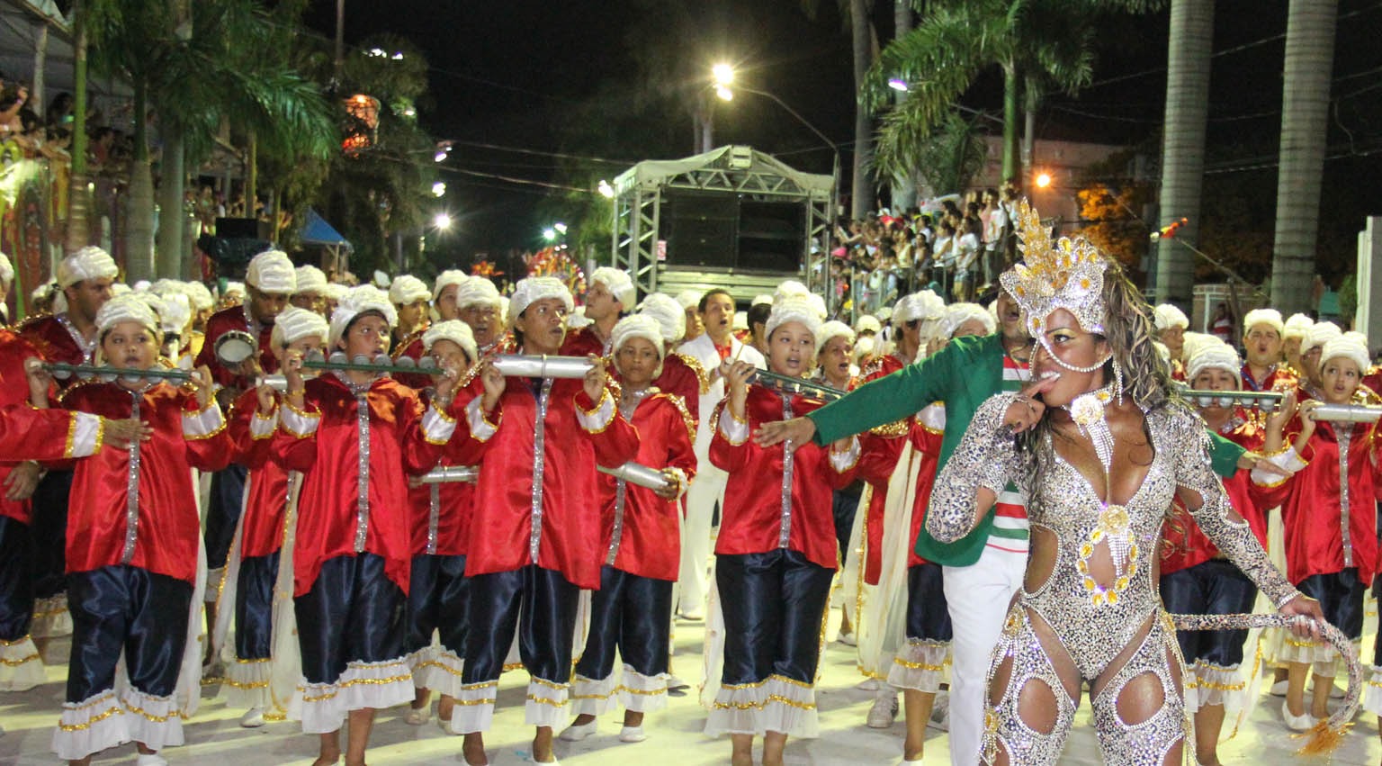 Corumbá espera público recorde nos desfiles das escolas de samba Hotéis da cidade estão lotados. Sílvio de Andrade