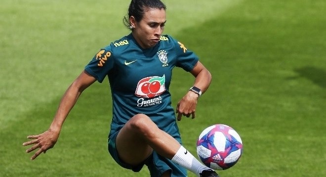 Brasil terá Marta recuperada e volta de Formiga para superar a França Marta treina na véspera da partida decisiva contra a França, neste domingo (23). REUTERS/Yves Herman