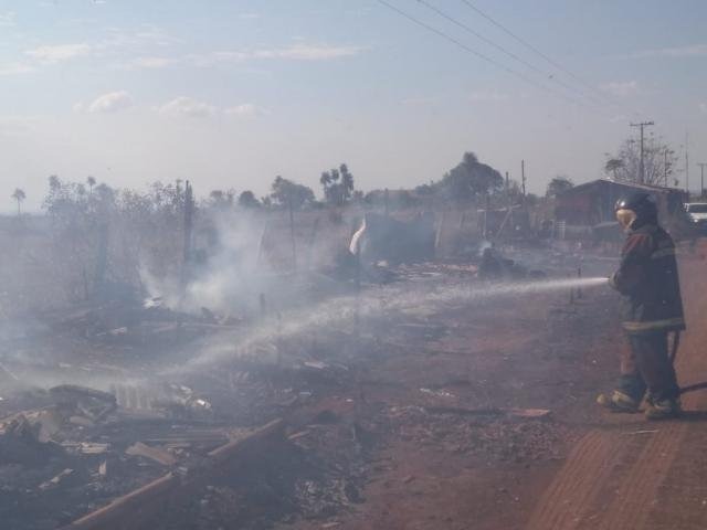 Barracos são destruídos por fogo em acampamento na BR-262 (Liniker Ribeiro/CG News)