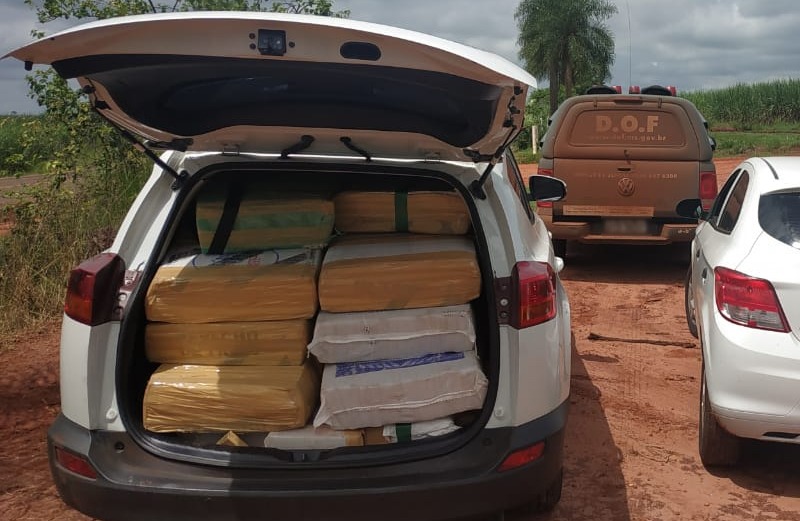 Toyota RAV4 carregada com 850 quilos de maconha é apreendida