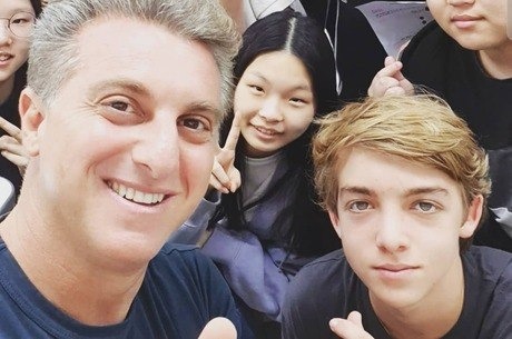 Filho de Luciano Huck e Angélica é internado após acidente de lancha Luciano Huck e Joaquim, que está no hospital. Reprodução/Instagram