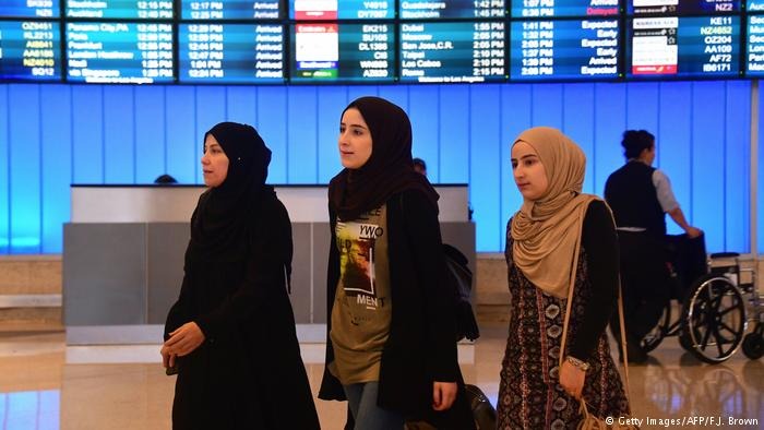 Suspensa em parte proibição de ingresso a certos refugiados nos EUA