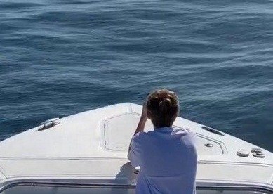 Filho de Luciano Huck e Angélica é internado após acidente de lancha Joaquim observa o mar durante passeio com família. Reprodução/Instagram