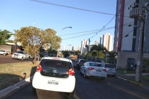 Com 11 mil candidatos inscritos, trânsito fica congestionado no local da prova Trânsito lento no entorno da Uniderp. Paulo Francis/CG News