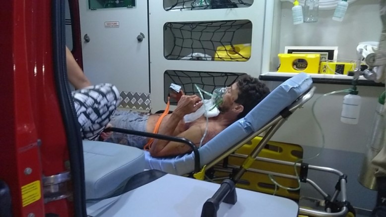 Homem sofre tentativa de homicídio ao ser atingido por golpe de canivete Márcio sendo socorrido pelo Samu - Foto: Osvado Duarte