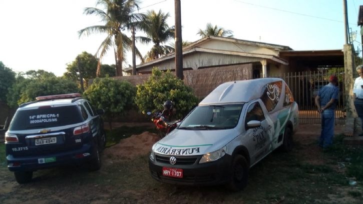 Mulher é encontrada morta com os pés amarrados em residência Deodapolis News