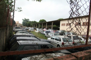 Grupo entrava em delegacia por cerca e furtava peça de veículos (Foto: Marcos Ermínio/Arquivo)