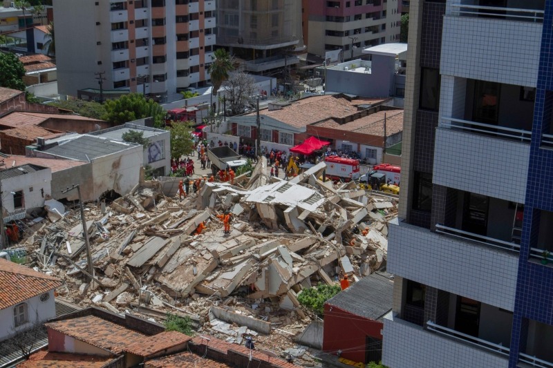 Sobe para 3 o número de mortes após desabamento de prédio no CE RODRIGO PATRICIO/AFP/JC