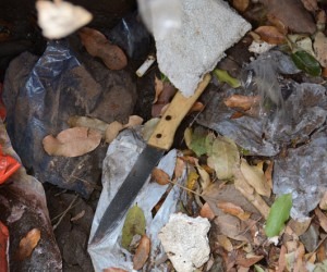 Suspeito de furto é perseguido, esfaqueado e fica em estado grave Faca apreendida pela Polícia Militar no local do crime. - Bruno Henrique