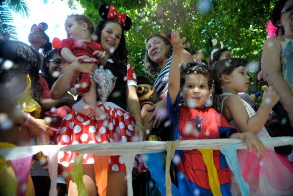 Identificação e cuidados com a saúde garantem carnaval tranquilo para crianças Crianças se divertem no carnaval - Arquivo Agência Brasil