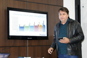 "No vermelho", prefeitura diz que só pode atender professores em outubro Rosenildo França mostra dados da arrecadação do município (Foto: Helio de Freitas)