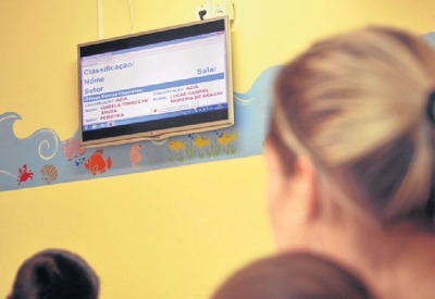 Tecnologia mínima nos postos de saúde, com controle do tempo de espera através de monitores - Foto: Paulo Ribas/Correio do Estado