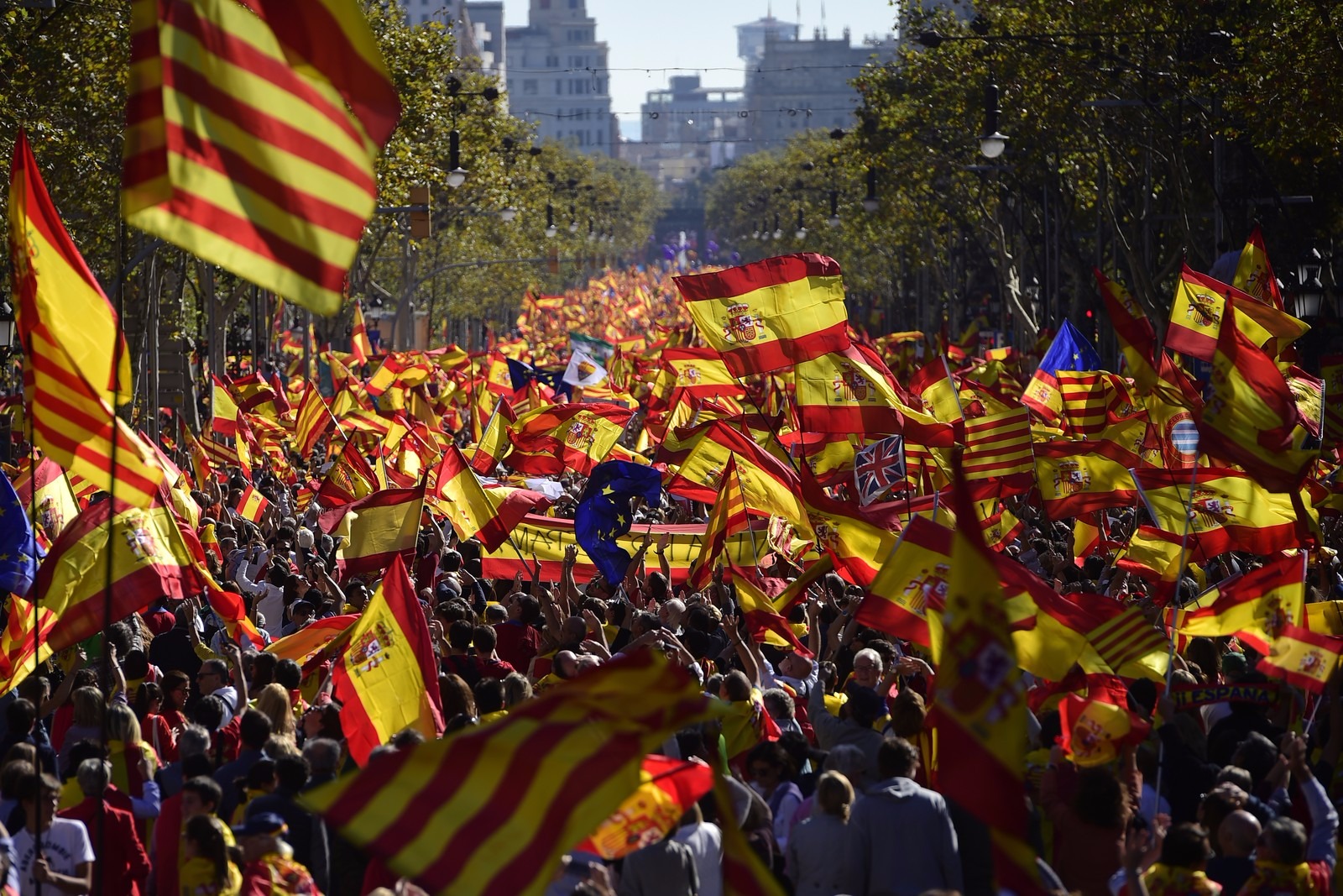 Milhares protestam contra declaração de independência da Catalunha em Barcelona Com bandeiras, manifestantes contrários à independência da Catalunha saem às ruas em Barcelona nesta domingo (Foto: AFP)