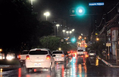 Avenida central da Capital foi uma das que recebeu novas lâmpadas de LED em 2016 - Foto: Gerson Oliveira/Correio do Estado