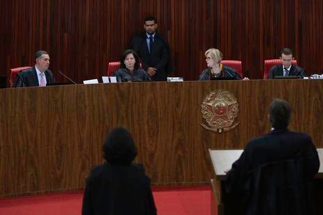 O ministro Luís Roberto Barroso fala na sessão do TSE que negou pedido de registro de candidatura do ex-presidente Lula - Fabio Rodrigues Pozzebom/Agência Brasil