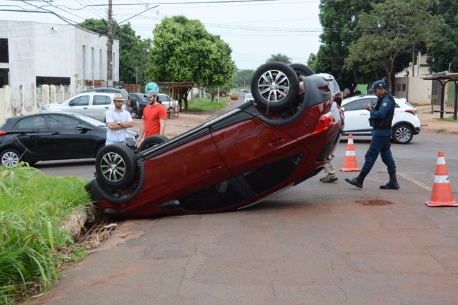 Carro bate em ambulância com paciente, capota e mulher fica ferida Ônix capotou depois de bater na lateral de ambulância. - Foto: Bruno Henrique