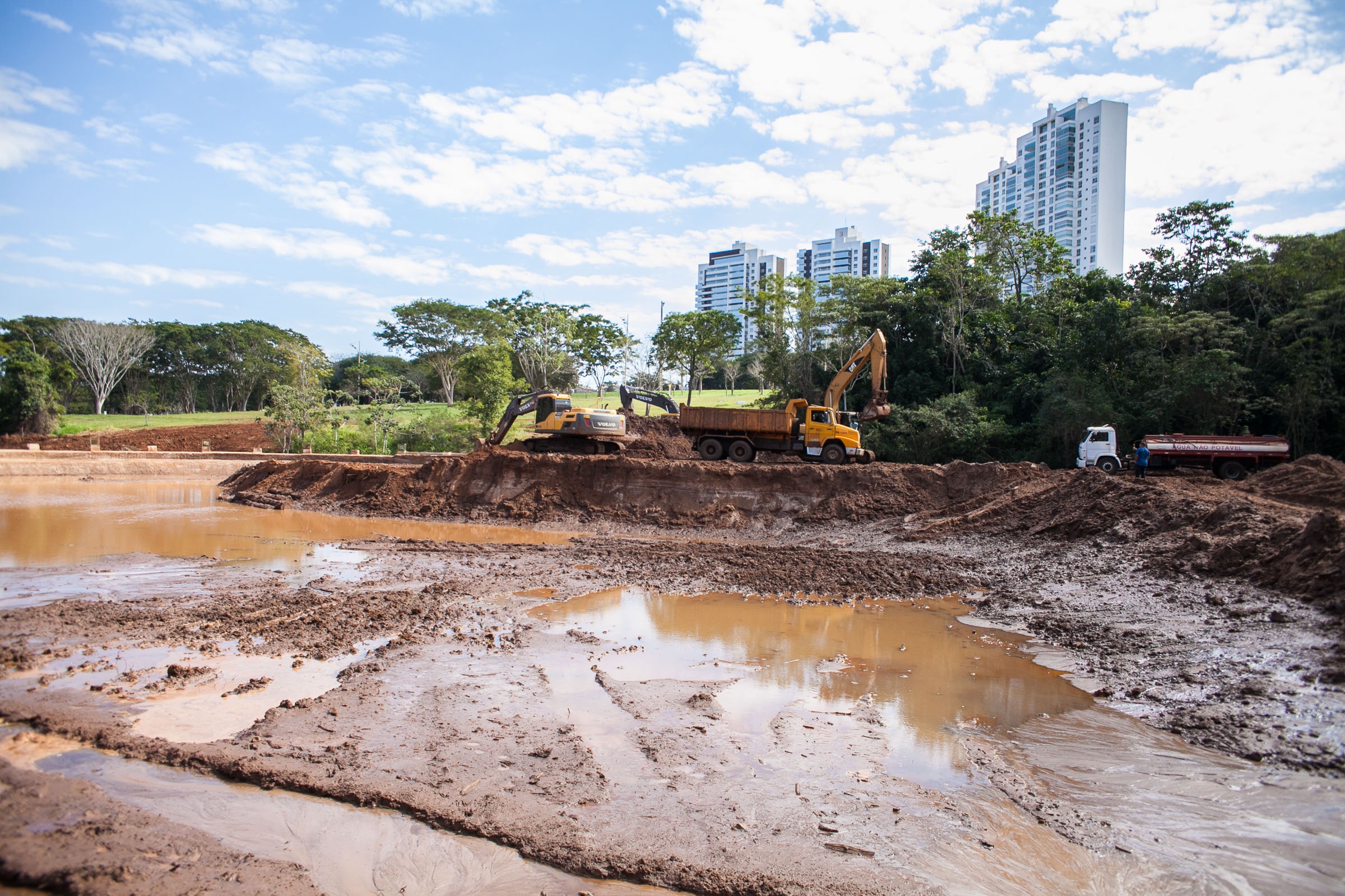 Finalização dos trabalhos no lago menor. 