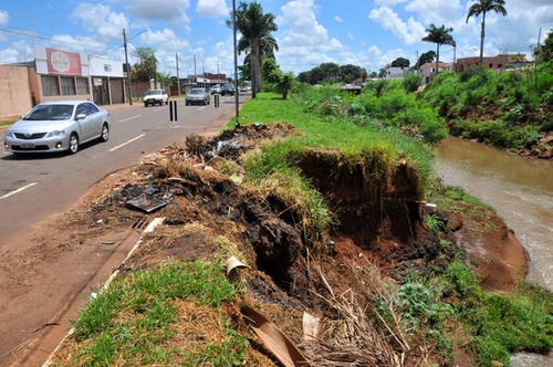 Trecho da Avenida Ernesto Geisel com defeito na encosta do Rio Anhanduizinho - Foto: Valdenir Rezende/Correio do Estado