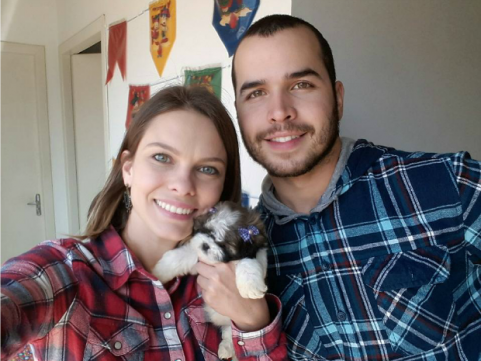 Cães viram modelos nas redes sociais e até 'falam' sobre o banho e tosa Jornalista Tharyana e o noivo Daniel, veterinário do pet shop (Foto: Tharyana Durigon/ Arquivo Pessoal)