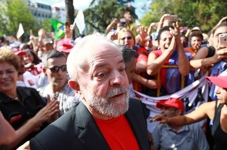 Tribunal rejeita recurso de Lula e prisão depende do STF Lula é acusado de receber apartamento como propina. Diego Vara/Reuters - 19.03.2018