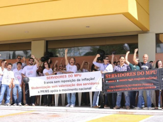Servidores do MPF "comemoram" um mês de greve com bolo e refrigerante Servidores protestando em frente ao MPF (Foto: Alcides Neto)