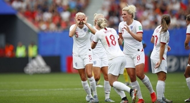 Com VAR 'polêmico', Inglaterra bate Camarões e avança às quartas Inglesas comemoram gol na vitória por 3 a 0 sobre Camarões
Lance
