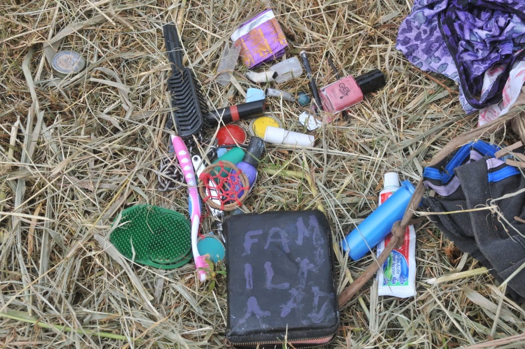 Mulher espancada até a morte é reconhecida por familiar Pertences da vítima ficaram no local - Foto: Valdenir Rezende