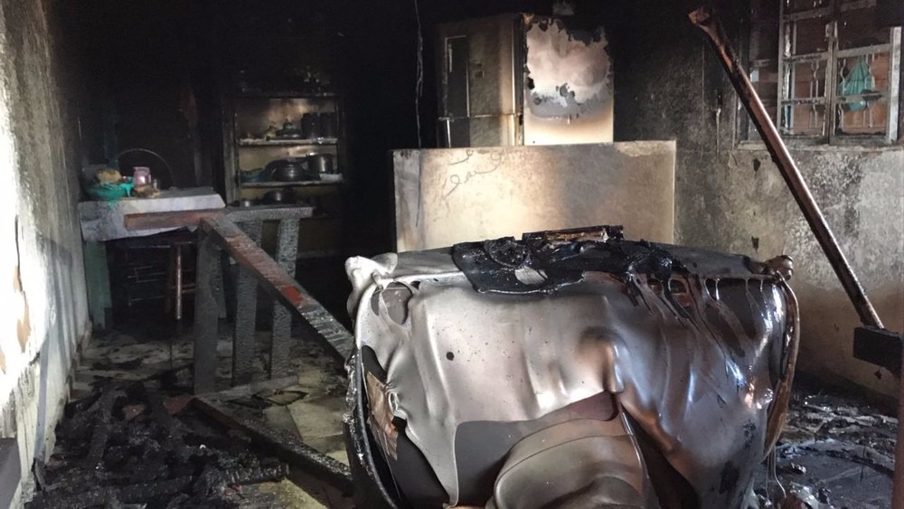 Incêndio destruiu todo o interior do imóvel no bairro Jardim Campo Alto (Foto: Alysson Maruyama)