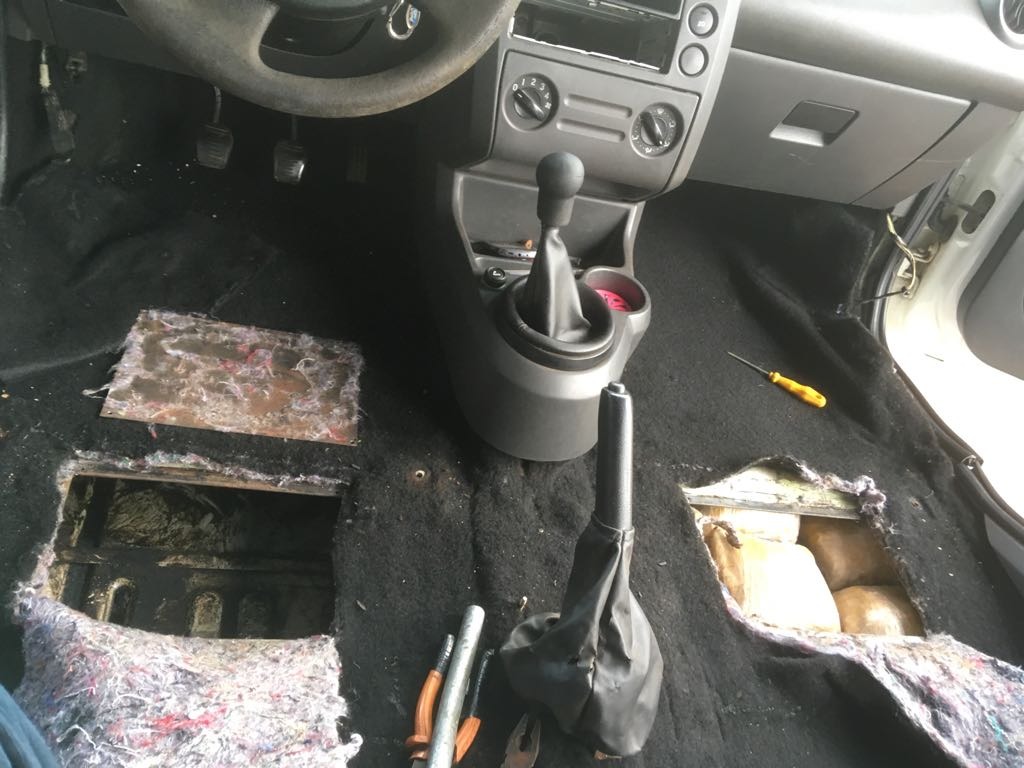 Compartimento oculto no assoalho do carro. PM/Divulgação