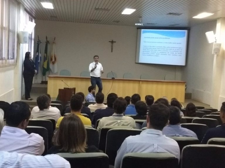 Urologista Nelson Trad durante palestra no MPE.