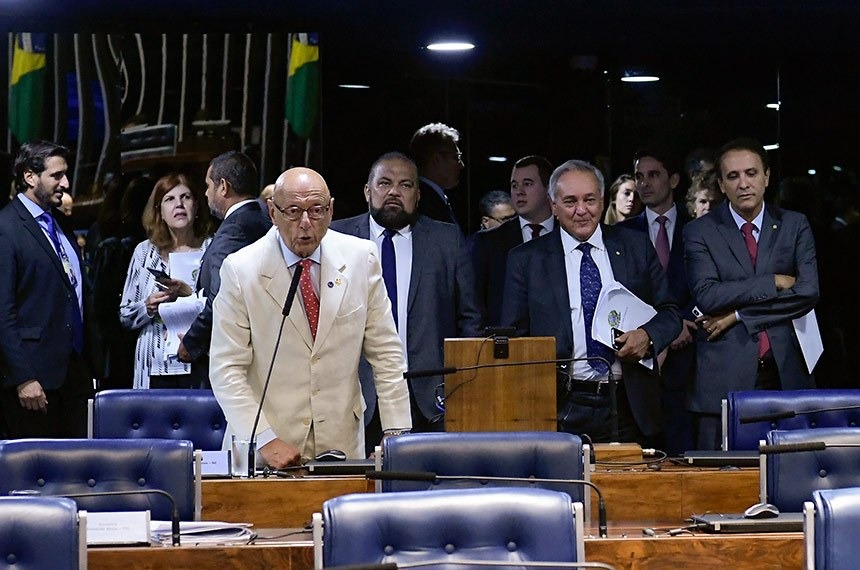 Congresso promulgará emenda constitucional do Orçamento Impositivo na quarta O relator da proposta, senador Esperidião Amin, na sessão do Plenário em que o texto foi aprovado no Senado, em abril. Waldemir Barreto/Agência Senado