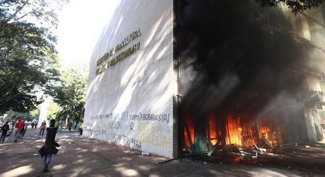 Fogo no ministério da Agricultura durante protesto contra o presidente Michel Temer em Brasília
Wilton Junior/Estadão Conteúdo