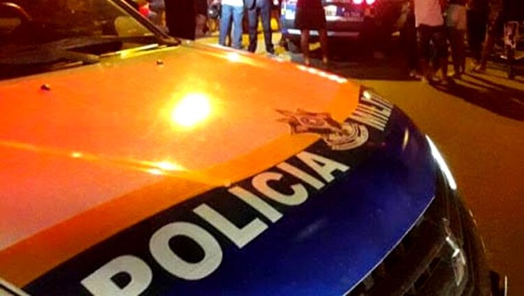 Homem agride companheira e ameaça policiais que o levaram preso de morte