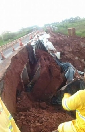 MS-338 é interditada parcialmente após desmoronamento de pista MS-338 é interditada parcialmente após desmoronamento de pista