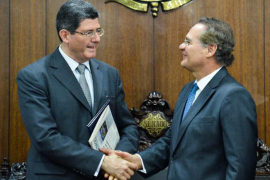 Correção da tabela do IR pode chegar a 6,5% para menor renda, diz Levy O ministro da Fazenda, Joaquim Levy, reúne-se com o presidente do Senado, Renan Calheiros, e líderes da base do governo Antonio Cruz/ Agência Brasil