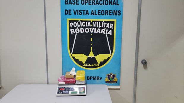 PMR apreende 4,3 kg em ônibus de passageiro na MS-164 PMR apreende 4,3 kg em ônibus de passageiro na MS-164