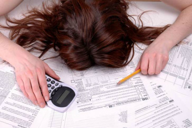 Recebo 2.500 reais por mês. Declaro ou não? ThinkStock/Sara Robinson Mulher esgotada por causa dos impostos: Segundo especialista, ao receber 2.500 reais por mês como doação, a entrega do IR não é obrigatória