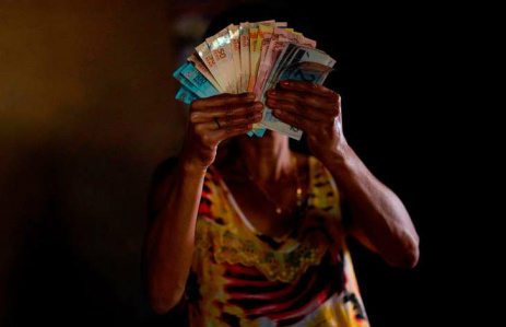 Câmara dos Deputados aprova regra atual para reajuste do salário mínimo Foto: Reuters A Câmara dos Deputados aprovou nesta terça-feira (10) o texto principal de projeto que mantém as atuais regras de valorização do salário mínimo até 2019.