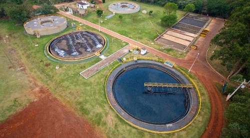 Investimentos em saneamento de Dourados ultrapassam R$ 117 milhões Além de R$ 165 milhões em obras de infraestrutura, o município tem sido beneficiado pela ampliação da rede coletora de esgoto que após ampliará alcançará 98% dos domicílios.