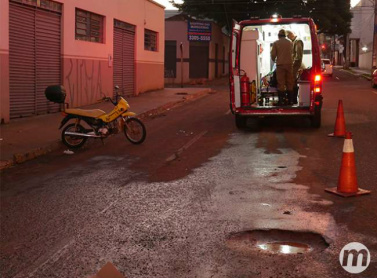 Motociclista não conseguiu desviar do buraco e sofreu ferimentos (Foto Cleber Gelio)
