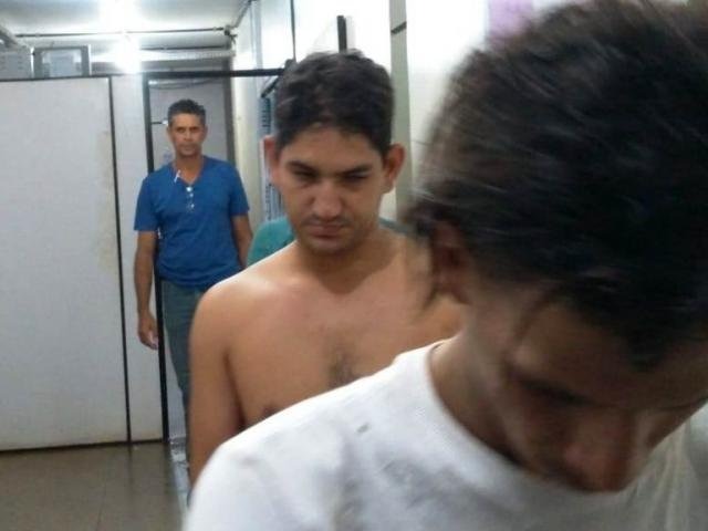 Pedro (sem camisa), tentou suicídio na cela da PC. Adilson Domingos