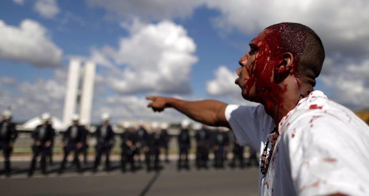 Manifestante ferido em Brasília. UESLEI MARCELINO - REUTERS