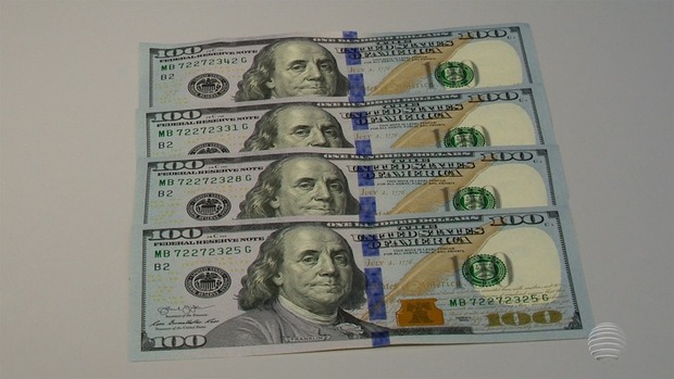 Dólar opera em queda, de olho no exterior e cenário local (Reprodução)