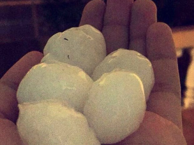 Queda de granizo foi registrada durante a madrugada desta quarta emTelêmaco Borba (Foto: Adriana Rodrigues de Sá/Arquivo pessoal )