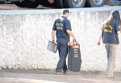 Polícia Federal apreendeu documentos e equipamentos ontem na Capital e em Caarapó - Foto: Bruno Henrique/Correio do Estado