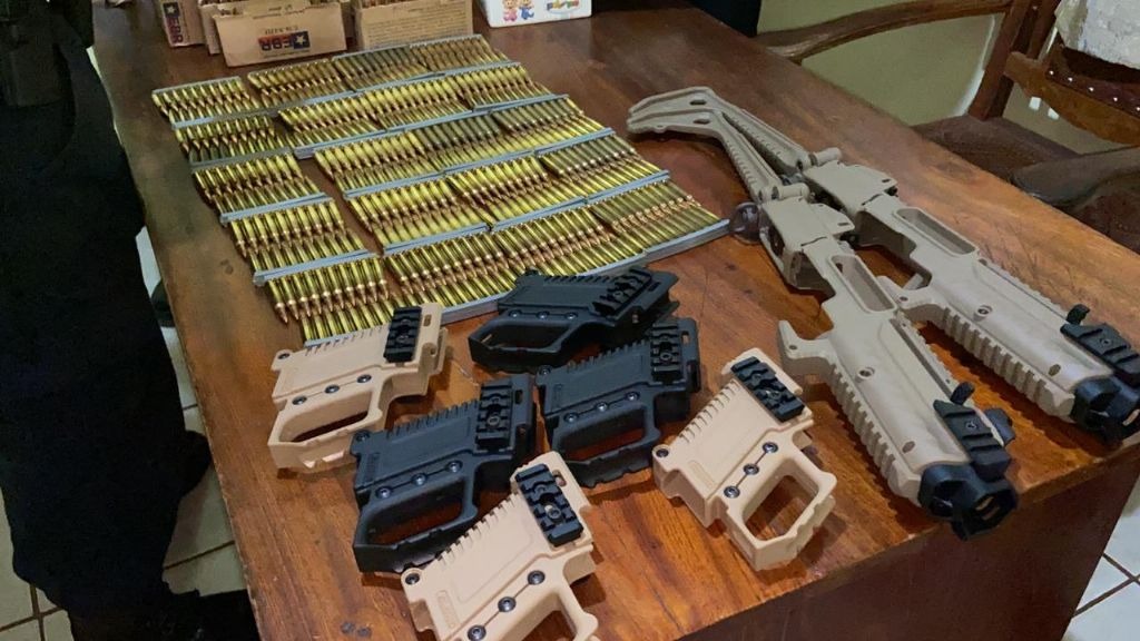 Brasileiro é preso com kits que converte pistola em fuzil na fronteira Polícia Nacional do Paraguai/Divulgação