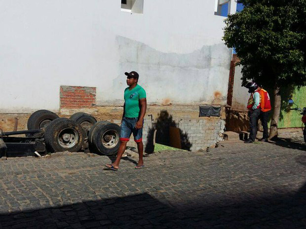 Acidente ocorreu na terça-feira (12), em Guanambi, sudoeste baiano (Foto: GuanambiFM.com.br)