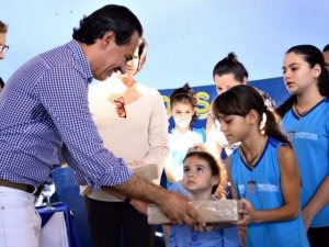 Prefeitura abre licitação para compra de kit escolar do ano letivo de 2018 Prefeito Marquinhos Trad (PSD), entregando kits a alunos este ano. (Foto: Divulgação Prefeitura de Campo Grande).